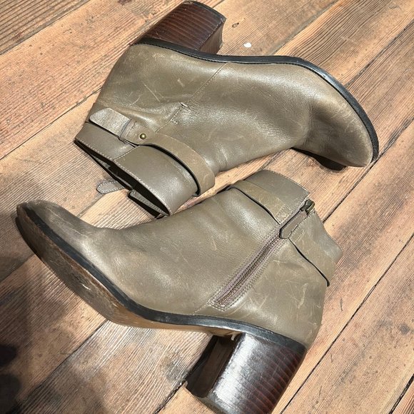 Classic Olive leather ankle boot with stacked 2.5" wood heel. - Picture 4 of 4